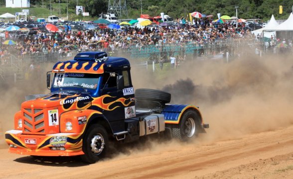 
									Após dois anos as provas de Arrancadão de caminhão retornam para Lages 
									Lages sediará abertura do campeonato Catarinense de Arrancada de Caminhões - 
									Para acessar a competição a organização (privada) fará a cobrança de ingressos e cumprirá com os protocolos sanitários de prevenção e combate à Covid-19, o protocolo Evento Seguro. Será exigido comprovante de vacinação ou teste RT-PCR ou SWAB 
									17/02/2022 15:34:43								