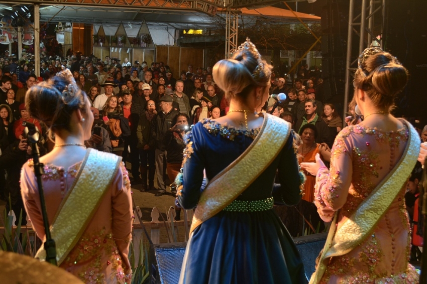 
									Legenda: Rainha Maísa Carolina Pereira e as Princesas Victória Coelho e Vitória Melo passarão faixas e coroas no dia 7 de abril / Credito: 
									Fundação Cultural apresenta as candidatas à rainha e princesas da 32ª Festa Nacional do Pinhão - 
									Evento que escolherá a realeza de uma das maiores festas populares do Brasil retorna depois de dois anos 
									30/03/2022 08:50:36								