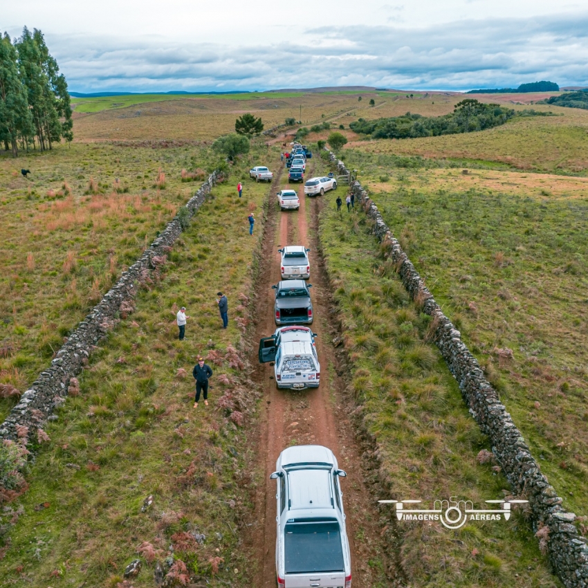 
									Legenda: Fotos: MSM Imagens Aéreas e Henrique Beling / Credito: 
									Coxilha Rica é palco e cenário de mais uma expedição Off Road 4x4 - 
									O final de semana chuvoso não foi empecilho para os carros 4x4 desbravarem por mais de 300 km em dois dias, entre os campos, fazendas e caminhos das tropas na Coxilha Rica 
									03/06/2022 09:10:01								