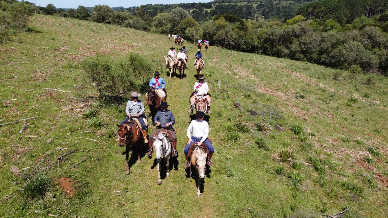 
									Cavalgada com com mais de 130 cavaleiros 
									Cavalgada Cavaleiros de São Pedro - 
									As cavalgadas da região crescem a cada ano 
									23/11/2022 10:15:04								