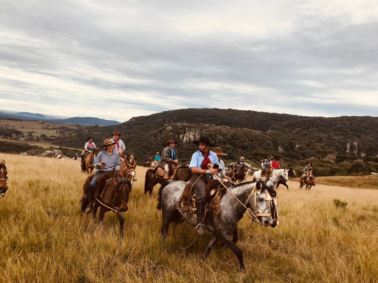 
									A atmosfera é alegre e acolhedora, com as pessoas se unindo para celebrar suas raízes e criar memórias duradouras. 
									Desbravadores da Serra e Endorphine promovem  a Cavalgada da Maminha de Lages: uma celebração da cultura tropeira na Serra Catarinense - 
									Conheça as tradições e belezas da cidade de Lages em um evento único e emocionante nas Pedras Brancas 
									17/02/2023 14:21:31								