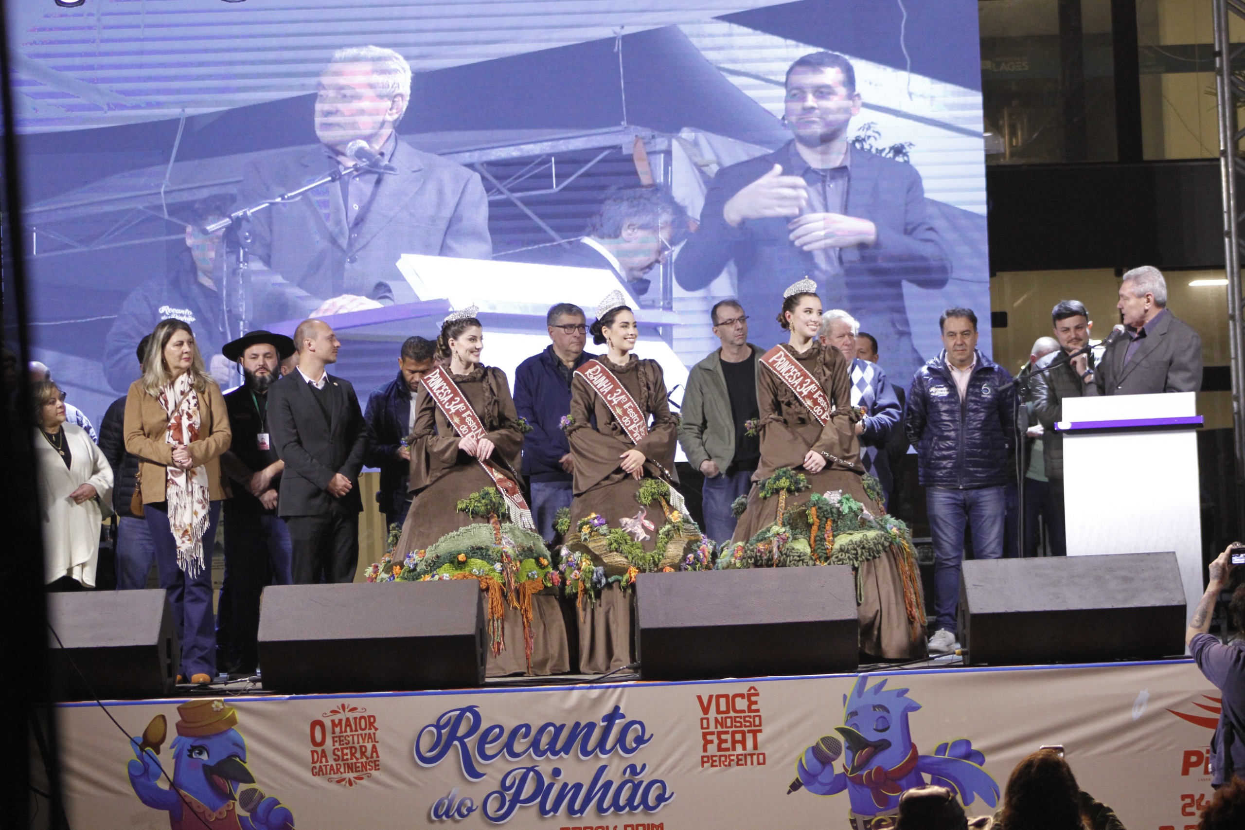 
									Cerca de 110 atrações devem passar pelo evento nos próximos 18 dias- Foto: Nilton Wolff 
									FESTA DO PINHÃO: ABERTURA OFICIAL DO RECANTO DO PINHÃO MARCA O INÍCIO DAS FESTIVIDADES - 
									Cerca de 110 atrações devem passar pelo evento nos próximos 18 dias- Foto: Nilton Wolff 
									23/05/2024 08:11:21								