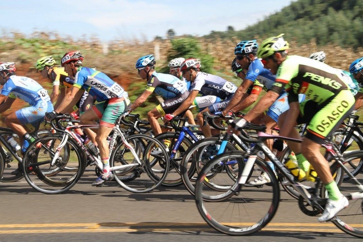 Retomada depois de quase uma década, Volta Ciclística de Santa Catarina alcança sua 26ª edição, terá mais de 500 quilômetros e deve impulsionar cenários esportivo e econômico de Lages e da Serra Catarinense - 
							Perto de 600 quilômetros com altimetria acumulada de 14 mil metros e aquilo que o dinheiro não paga: A vista de algumas das cidades mais maravilhosas do Estado - Nova Veneza, Urubici, Lages, Urupema, Balneário Camboriú, Nova Trento e Florianópolis. A galera do pedal passará por Lages no dia 9 de outubro. “Bora” lá ver?! 
							03/10/2025 16:51:38						 
							 
							Retomada depois de quase uma década, Volta Ciclística de Santa Catarina alcança sua 26ª edição, terá mais de 500 quilômetros e deve impulsionar cenários esportivo e econômico de Lages e da Serra Catarinense - 
							Perto de 600 quilômetros com altimetria acumulada de 14 mil metros e aquilo que o dinheiro não paga: A vista de algumas das cidades mais maravilhosas do Estado - Nova Veneza, Urubici, Lages, Urupema, Balneário Camboriú, Nova Trento e Florianópolis. A galera do pedal passará por Lages no dia 9 de outubro. “Bora” lá ver?! 
							03/10/2025 16:51:38