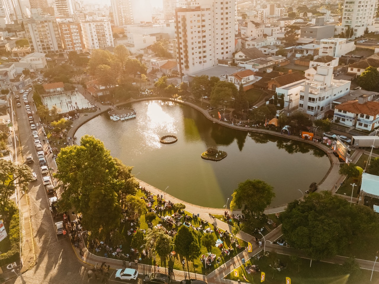 Aniversário de Lages terá música, cinema ao ar livre e anúncio oficial do Natal Feliz Cidade 2025 - Show gratuito com Expresso Rural e cinema no Tanque movimentam a programação comemorativa dos 259 anos de Lages neste fim de semana 21/11/2025 16:36:01
