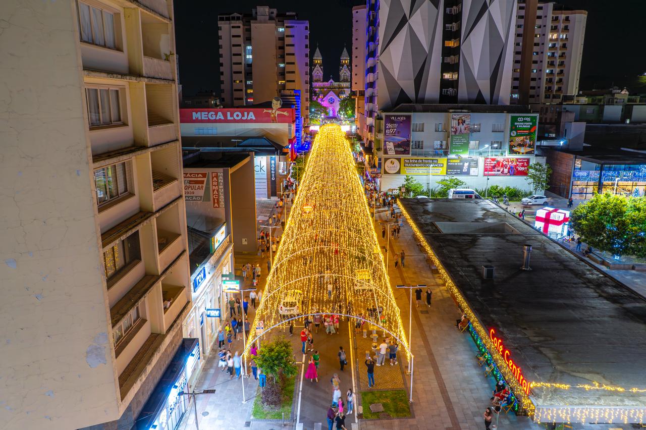 Luzes da decoração natalina são acesas e Lages revive o clima do Natal FelizCidade - O acendimento das luzes da decoração natalina marca o início de uma série de atrações que encantará crianças e adultos, em momentos de pura magia, emoção e resgate à simbologia desta época do ano. Agora, Lages volta a ter o Natal que merece, e o Natal FelizCidade revive nos corações dos lageanos a essência de um evento grandioso. 05/12/2025 15:26:04