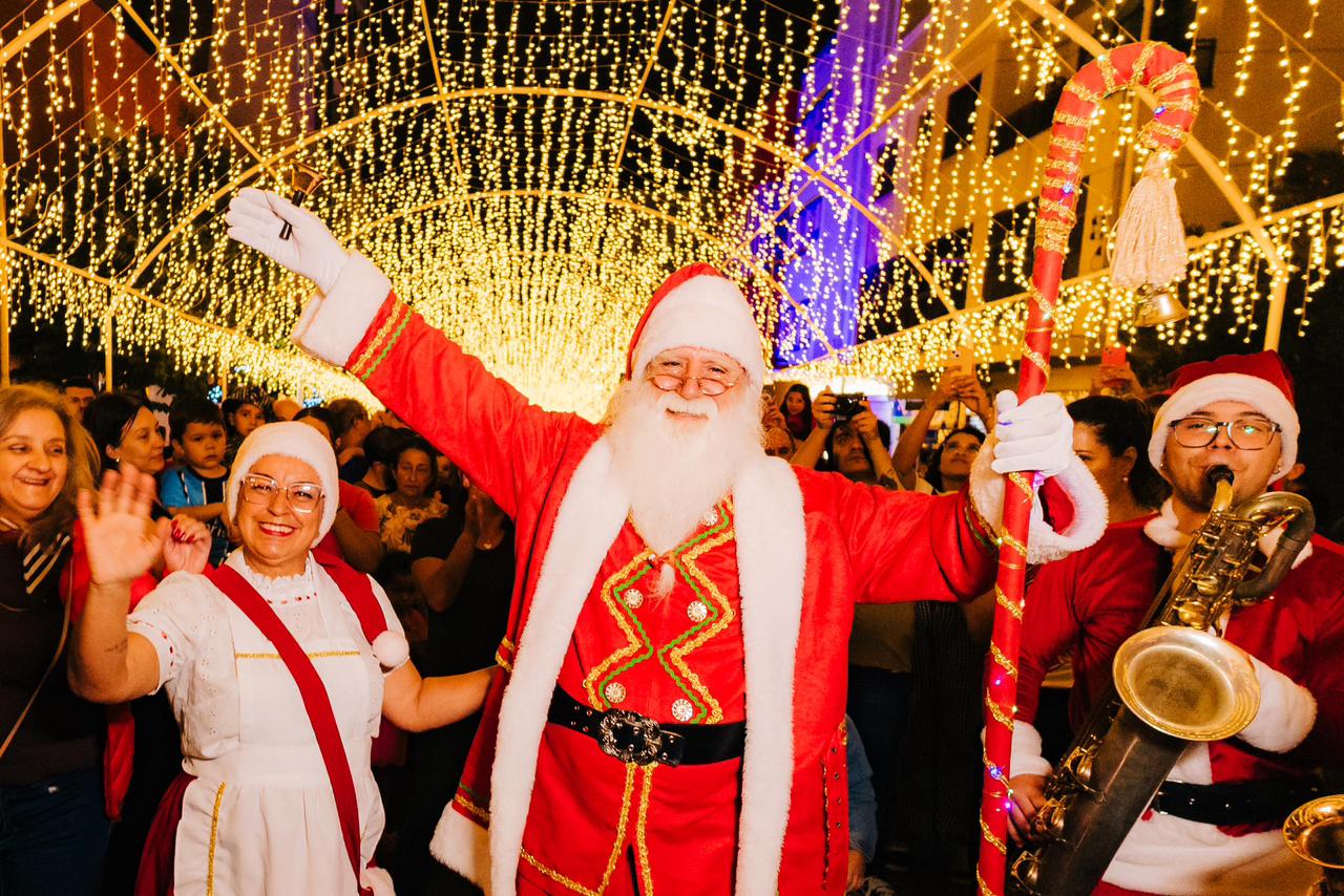 Programação cultural do Natal FelizCidade vai transformar o centro da cidade em um cenário de magia, música e encantamento - A partir do dia 15 de dezembro, o coração da cidade passa a pulsar ainda mais forte com o início da programação cultural no Centro, que segue até o dia 23. No Calçadão da Praça João Costa, a Vila Natalina se transforma em um palco de sonhos, com apresentações artísticas diárias que exaltam o espírito natalino 12/12/2025 14:47:15