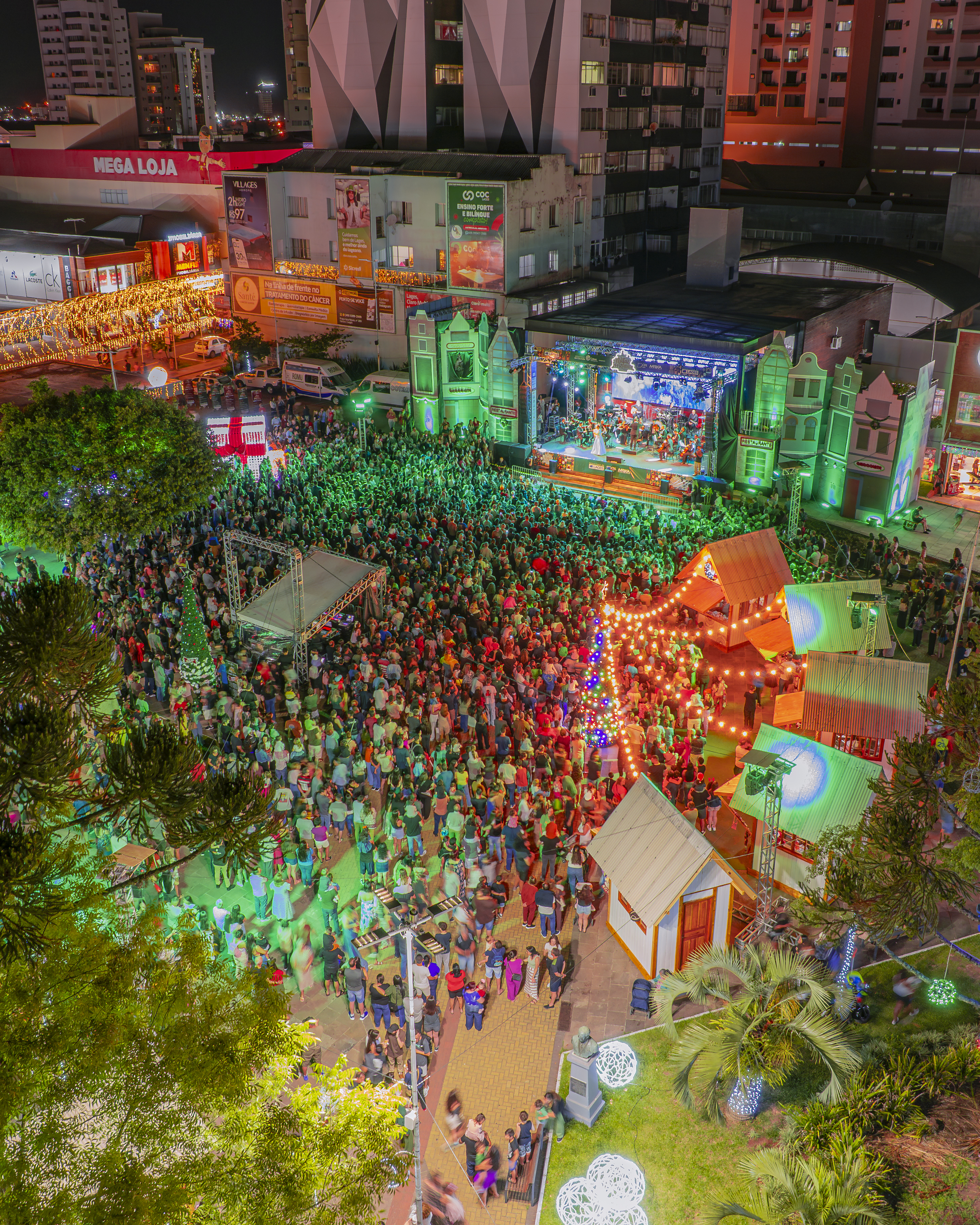 Especial Disney encanta o público e Camerata Florianópolis transforma a noite do Natal FelizCidade em momentos de magia e cheios de emoção - Com príncipes, princesas, a interpretação impecável de canções consagradas que fizeram e fazem parte da infância de muita gente, além do bom humor peculiar da fada má Malévola, a Camerata conquistou o público lageano em mais uma noite de pura emoção no Natal FelizCidade 19/12/2025 14:32:55